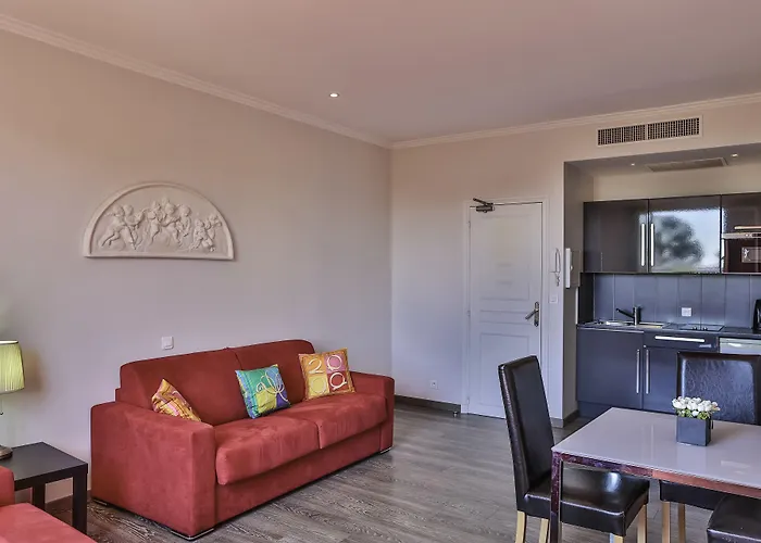 מלון דירות Emeraude Hoteliere 3*